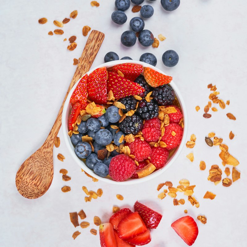 Taça de iogurte com frutos vermelhos e granola