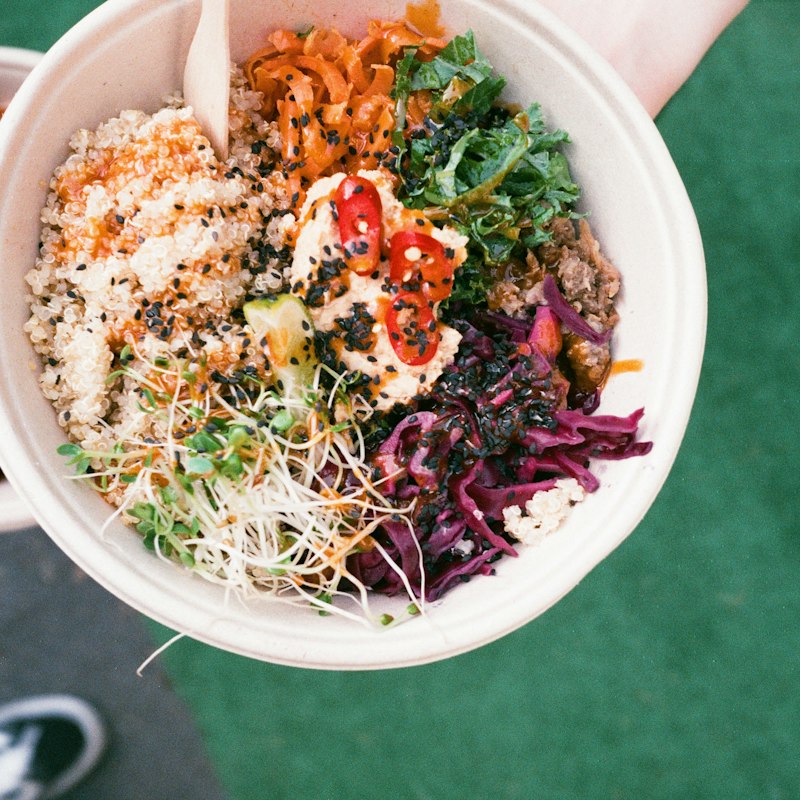 Taça de quinoa com legumes